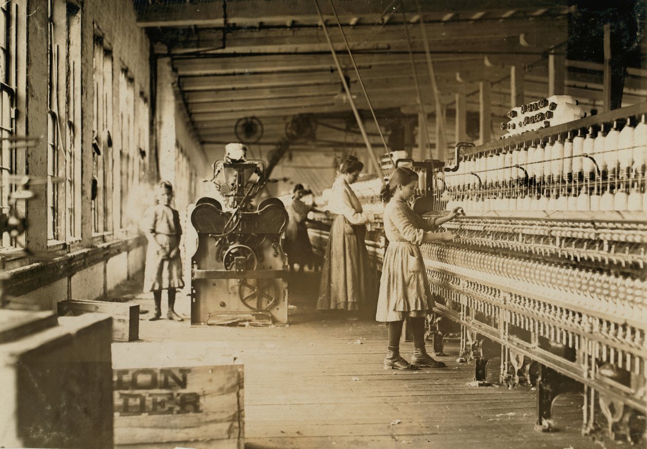 Zwei junge Spinnerinnen in den Catawba Cotton Mills, Newton, North Carolina, 1908 von Lewis Wickes Hine
