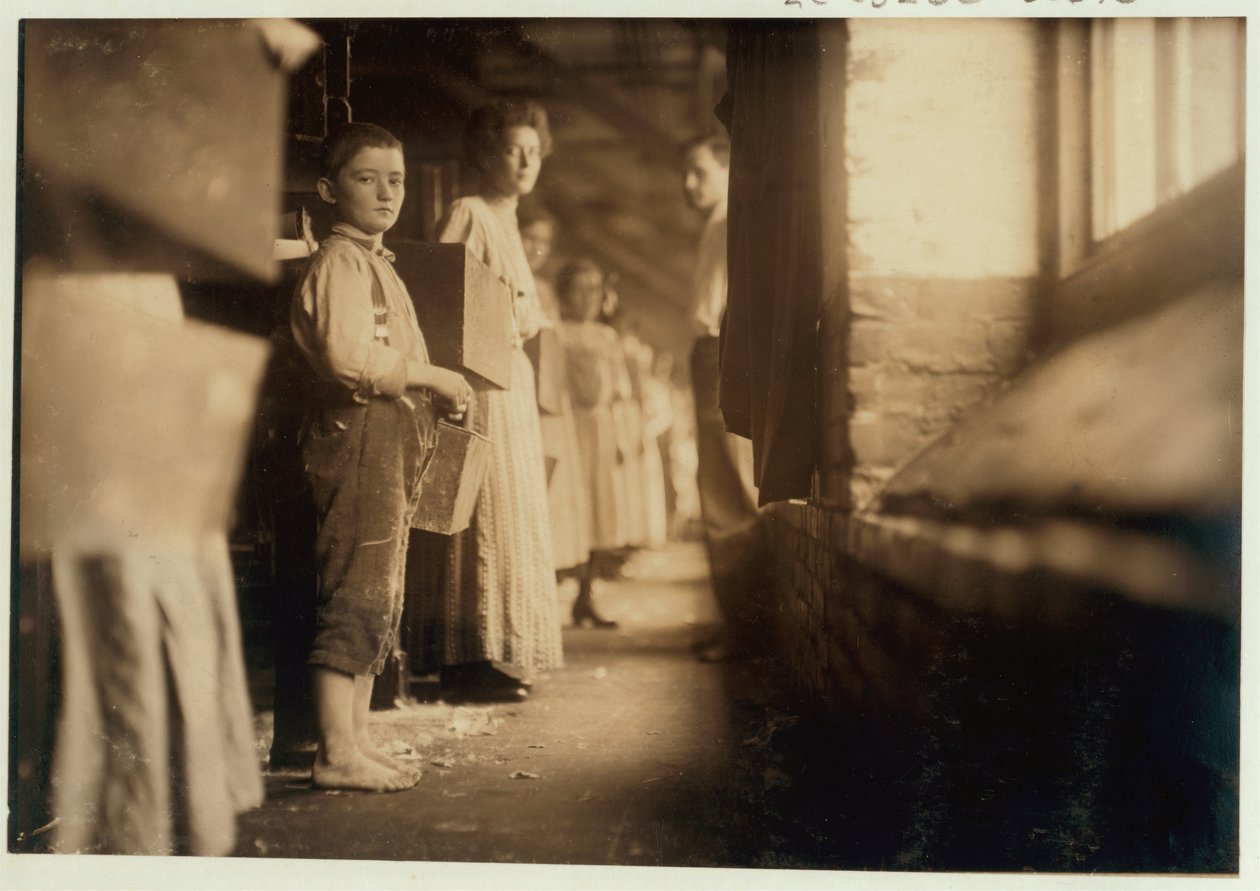 Junger Doffer in den Richmond Spinning Mills, Chattanooga, Tennessee, 1910 von Lewis Wickes Hine