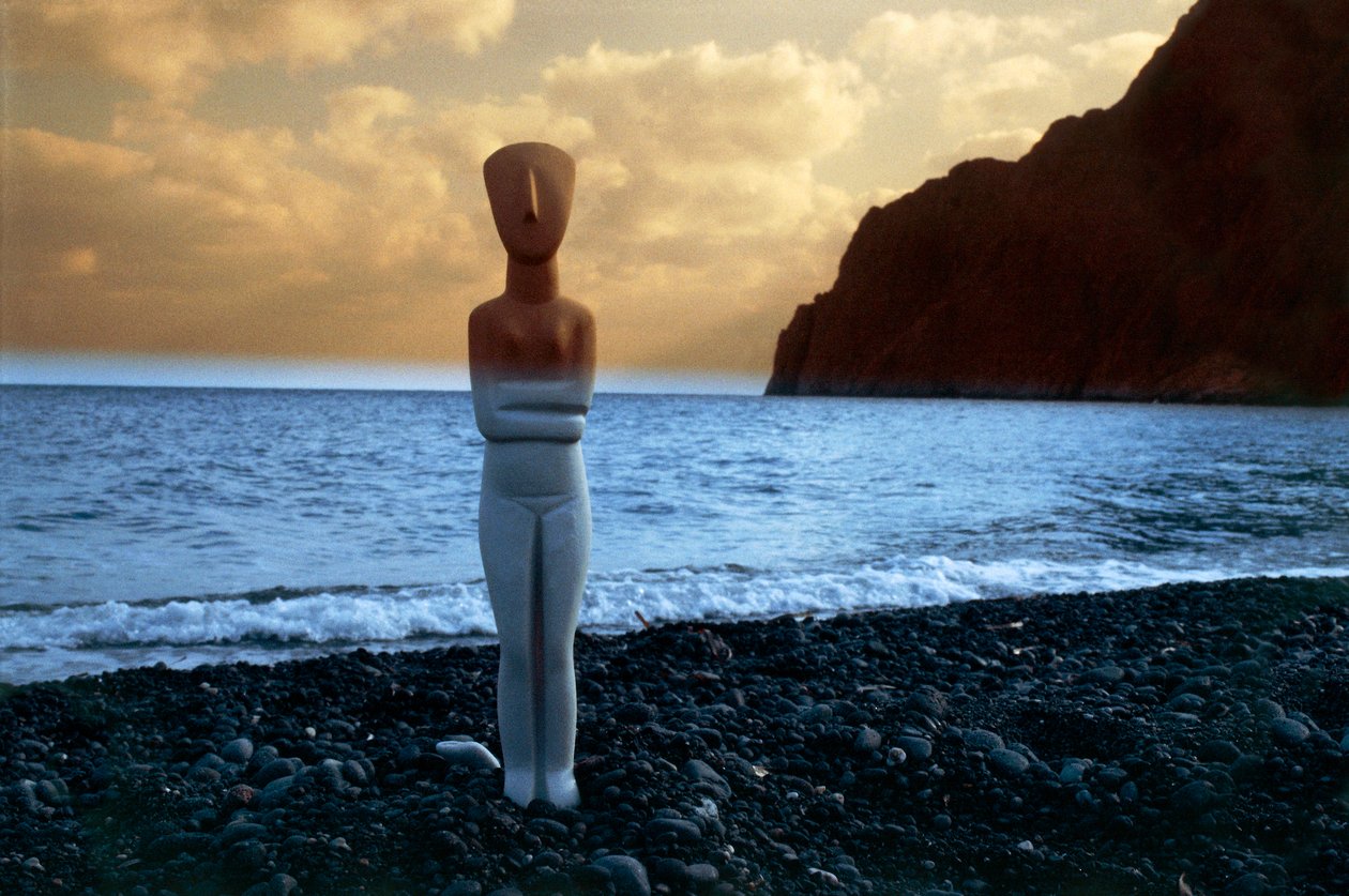 Kykladisches Idol am Strand, Kykladeninseln, Griechenland, Kykladische Zivilisation von Unbekannt Unbekannt