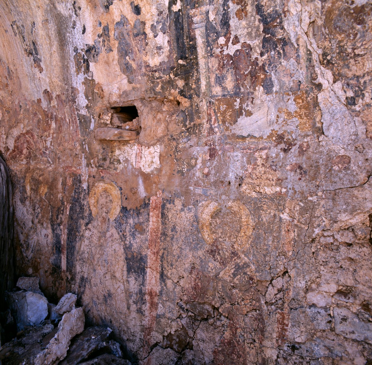 Überreste von Fresken in Kirchenruinen in Sklavopoula, Kreta, Griechenland (Foto) von Unbekannt Unbekannt