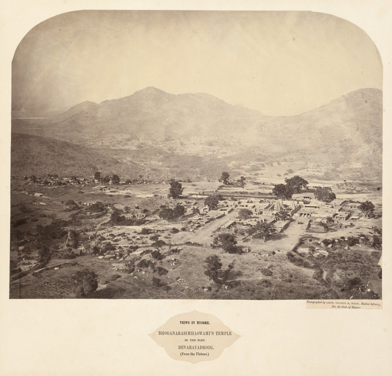 Ansichten in Mysore: Bhoganarasimhaswamis Tempel, in der Festung, Devarayadroog..., 1862-1865 von Lieutenant Colonel Henry Dixon
