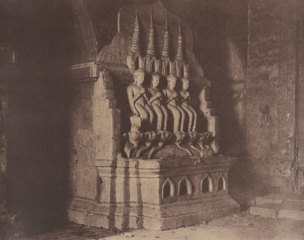 Nr. 23. Pugahm Myo [Pagan]. Figuren in der Damayangyee-Pagode [Dhamma-yan-gyi]. von Linnaeus Tripe