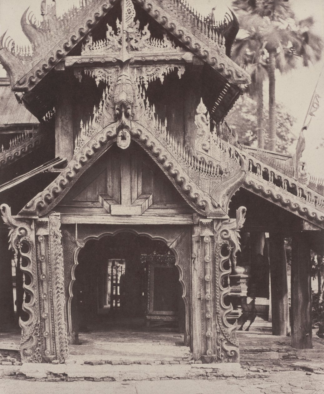 Pugahm Myo: Geschnitztes Tor im Hof der Shwe Zeegong Pagode, 20.-24. August oder 23. Oktober von Linnaeus Tripe