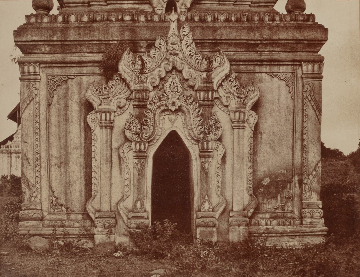 Tsagain Myo: Tür einer kleinen Pagode von Linnaeus Tripe