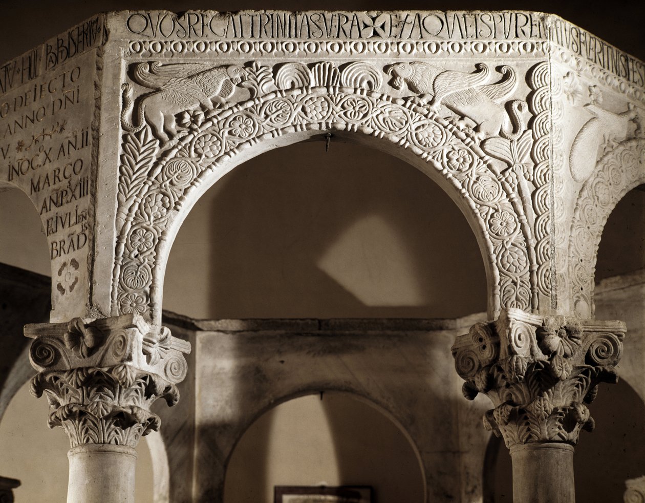Lombardische Kunst, Renaissance von Liutprand (Liutprandus) König der Langobarden: Detail eines mit Reliefs verzierten Bogens, 730-740 (Rinascenza liutprandea, Detail eines Bogens mit Reliefs) Cividale del Friuli, Christliches Museum von Cividale nel Friul von Lombard School