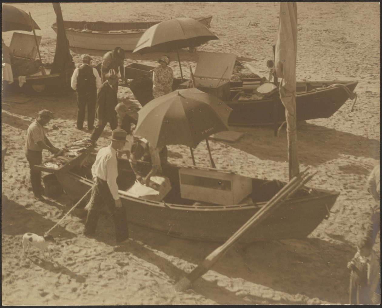 Boote am Strand von Louis Fleckenstein