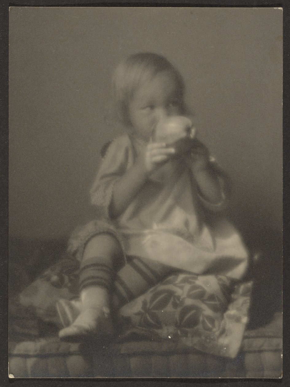 [Kind mit Apfel] von Louis Fleckenstein