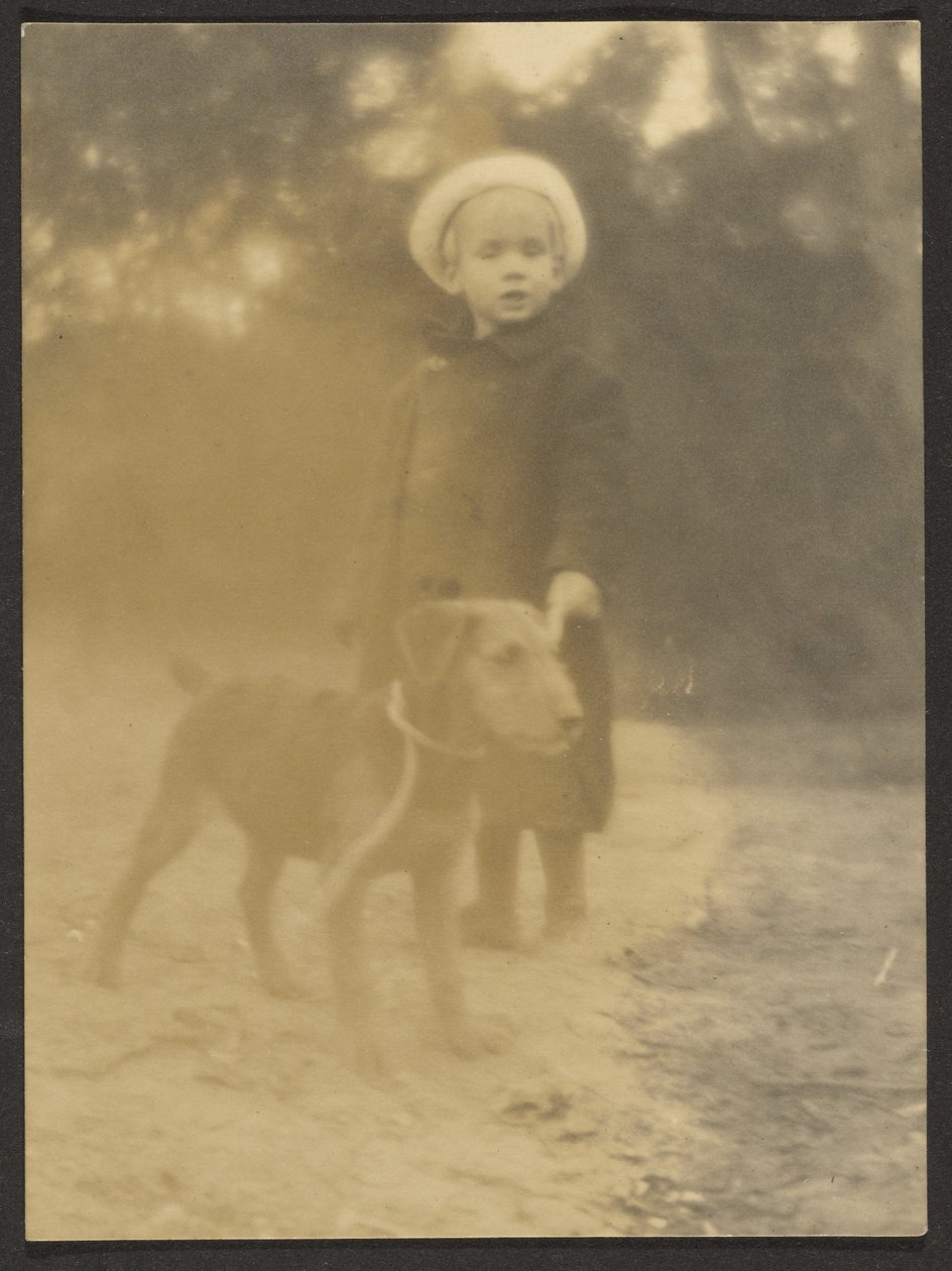 [Kind mit Hund an der Leine] von Louis Fleckenstein
