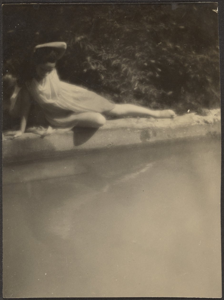 [Tänzerin am Gartenpool] von Louis Fleckenstein
