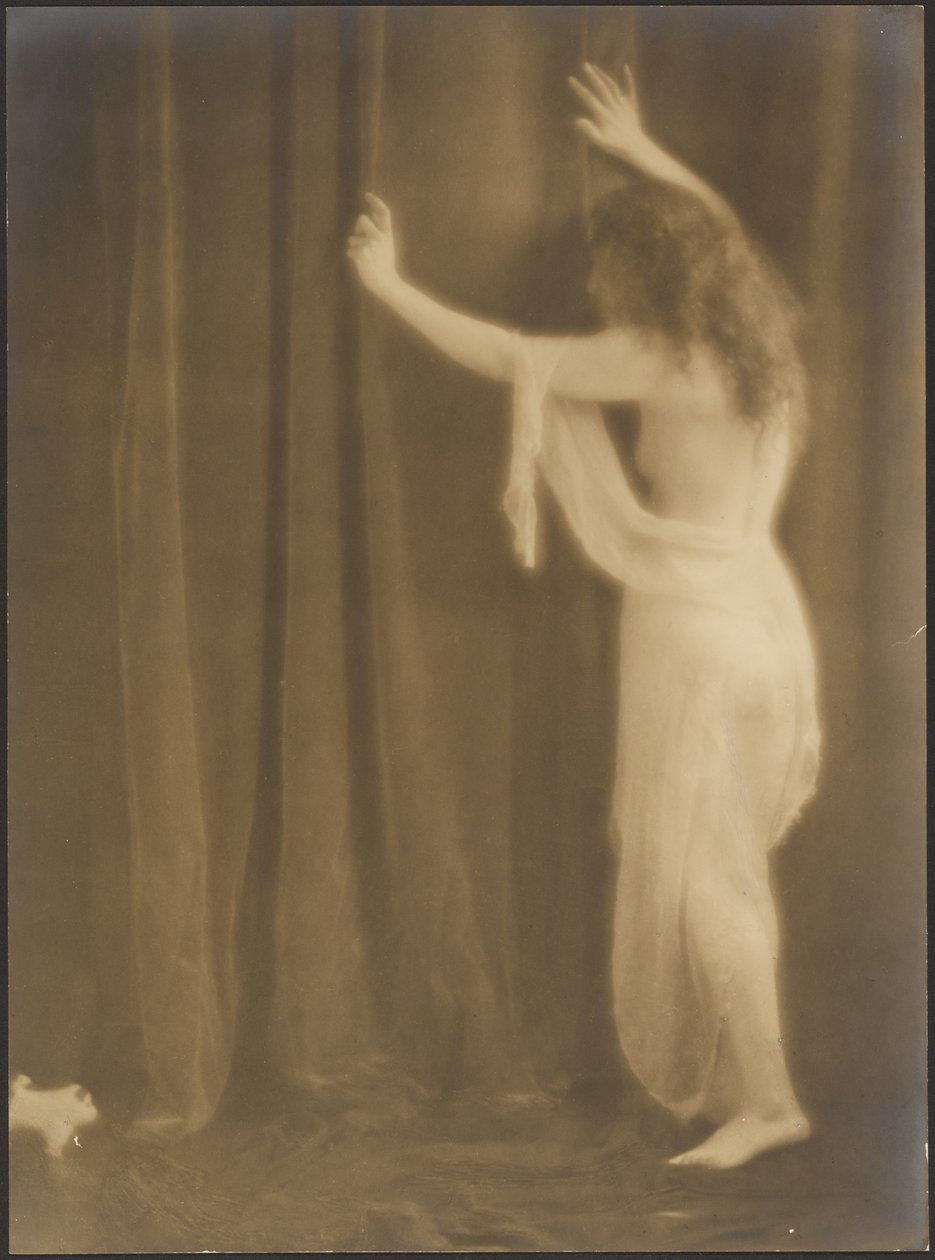 Drapierte Frau von Louis Fleckenstein
