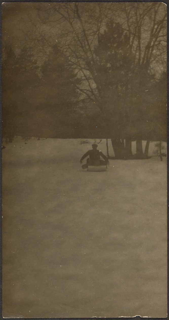 Figur auf Schlitten im Schnee von Louis Fleckenstein