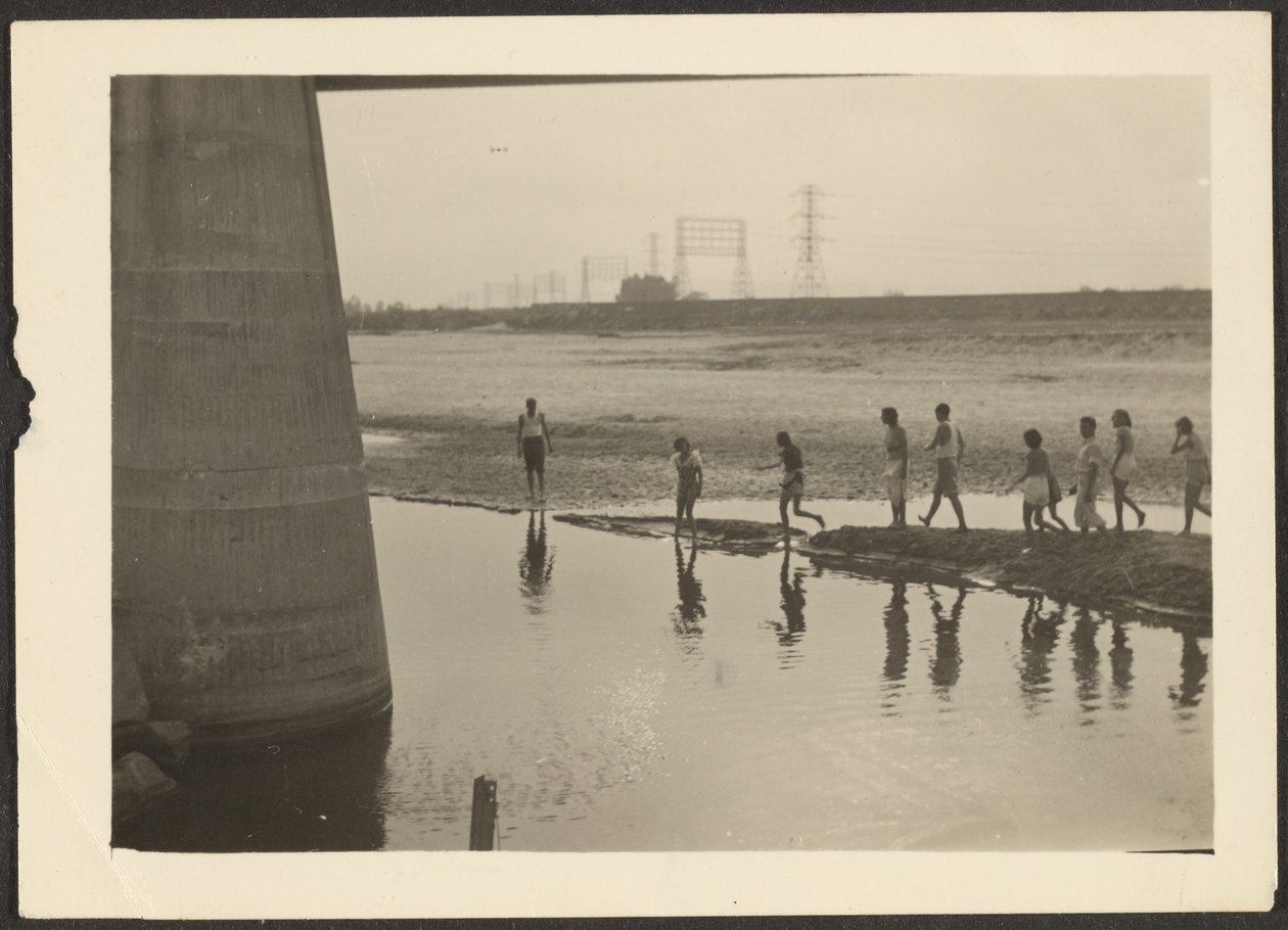 Figuren in industrieller Wasserszene von Louis Fleckenstein