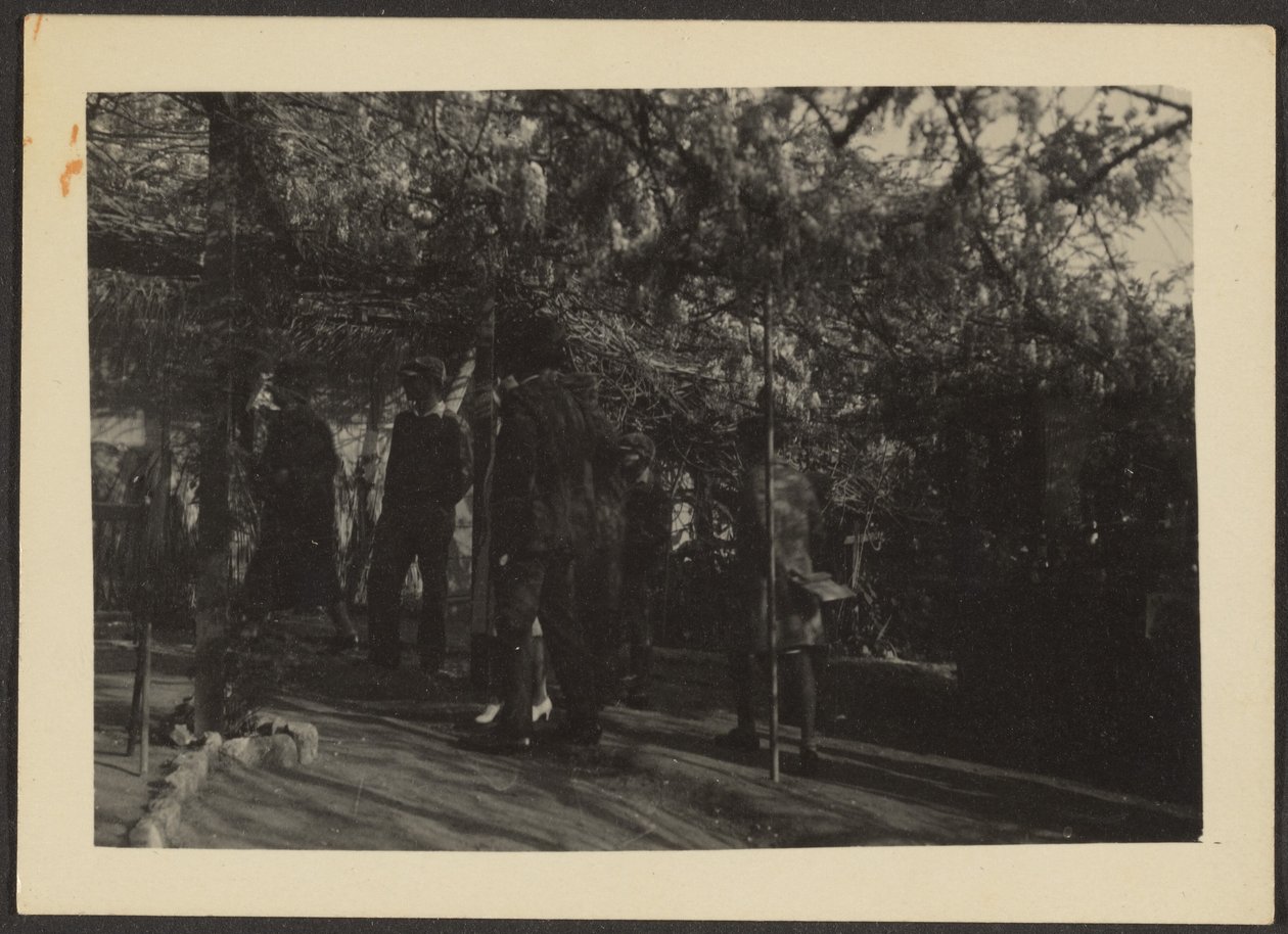 (Figuren im Wald) von Louis Fleckenstein