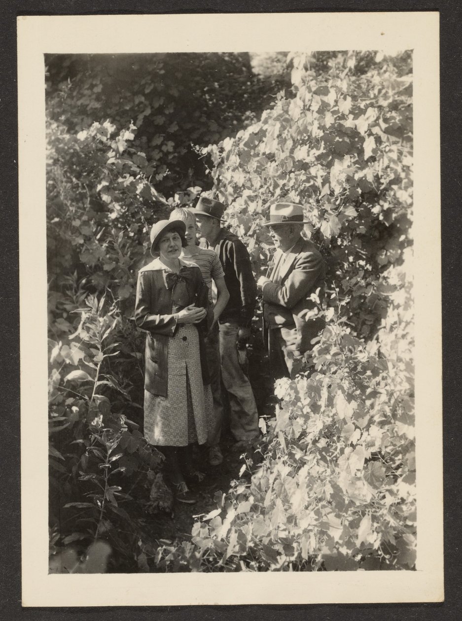 [Fleckenstein, Florence und ihre Söhne im Wald] von Louis Fleckenstein
