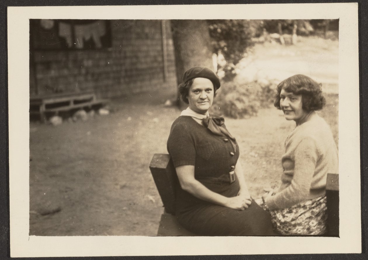 Florence und Freund im Hinterhof von Louis Fleckenstein