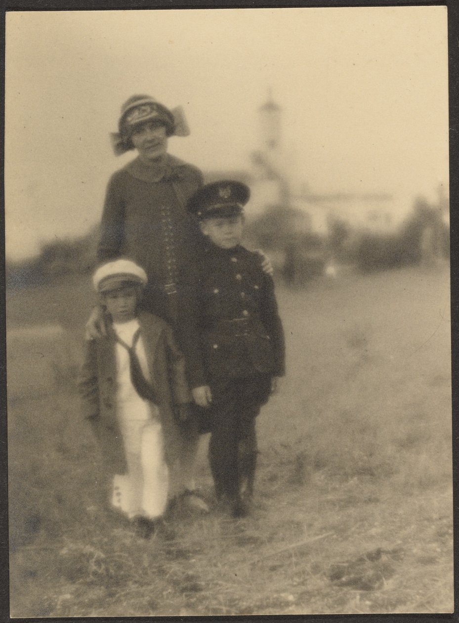 [Florence und ihre beiden Jungen in Militäruniformen] von Louis Fleckenstein