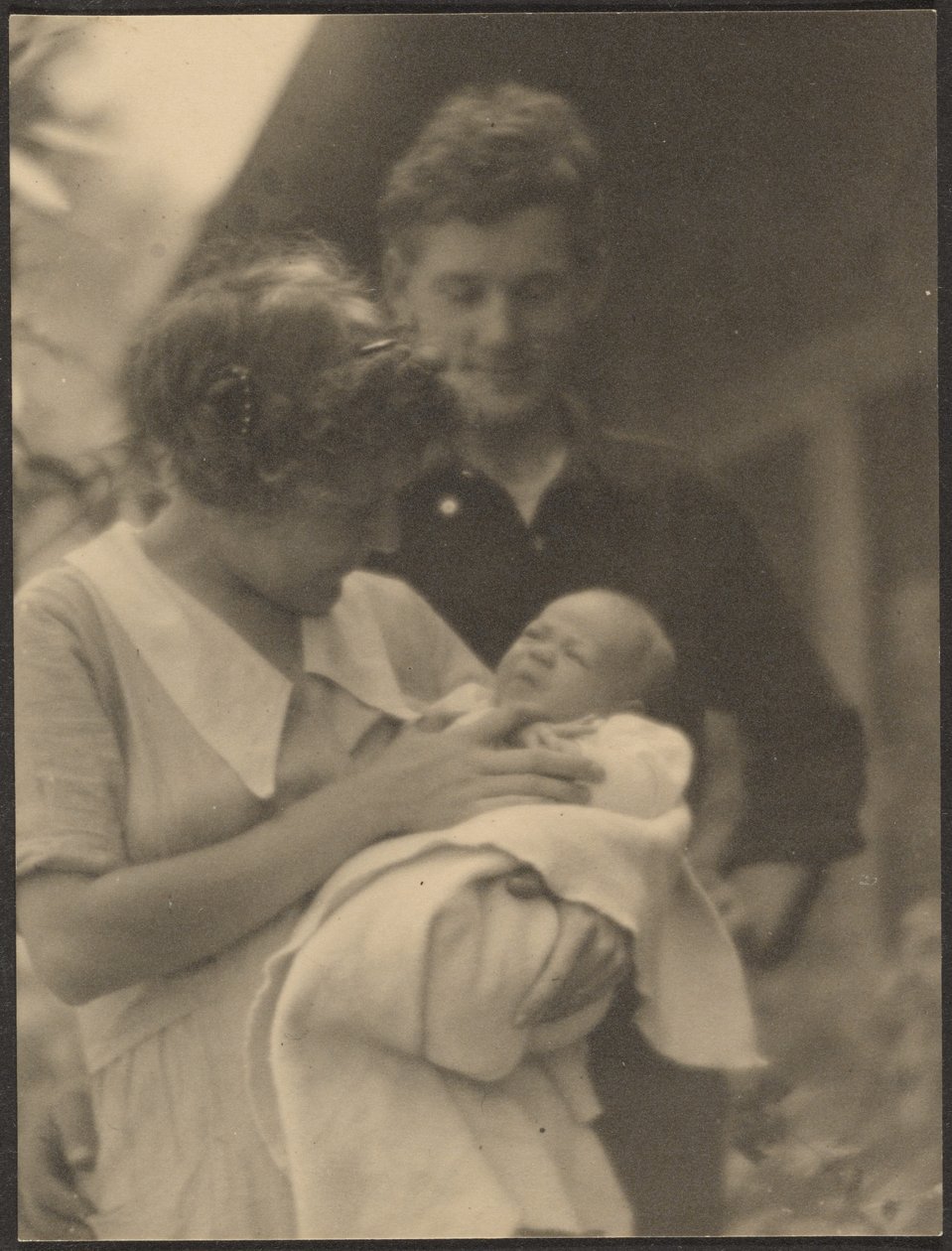 [Florence und Ehemann mit Baby] von Louis Fleckenstein