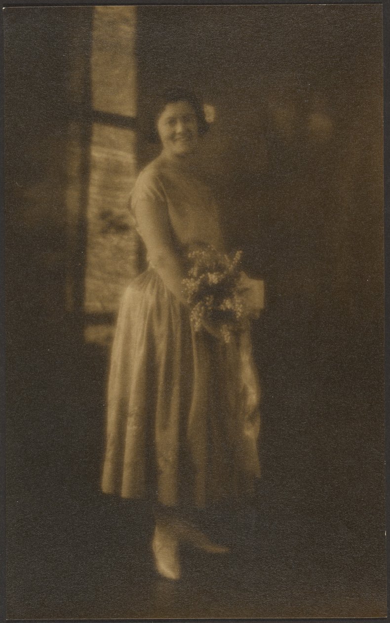 [Ganzkörperporträt einer Frau mit Blumenstrauß] von Louis Fleckenstein