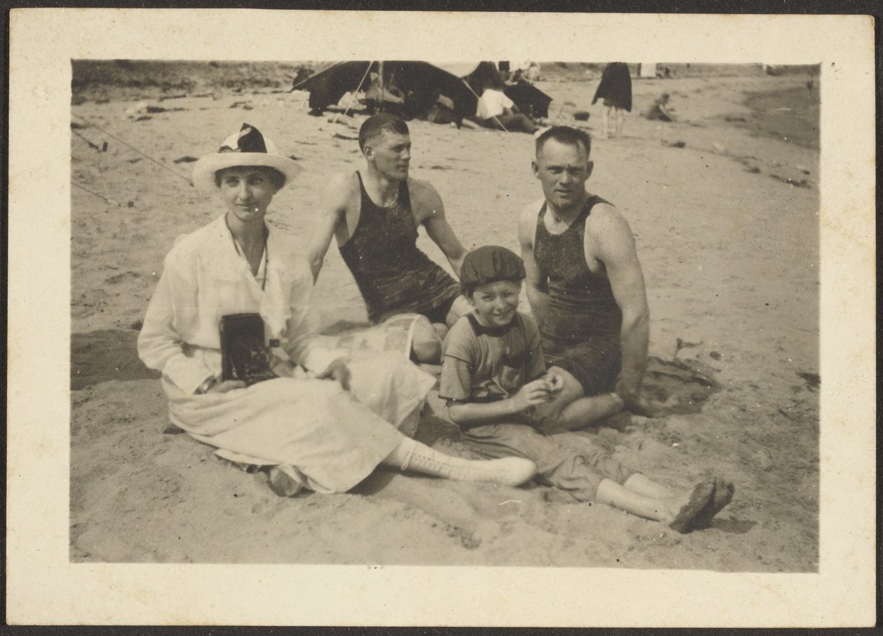 [Gruppe am Strand] von Louis Fleckenstein