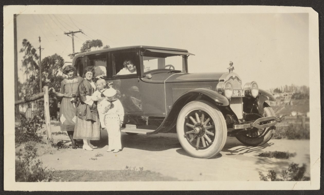 [Gruppe mit Auto] von Louis Fleckenstein