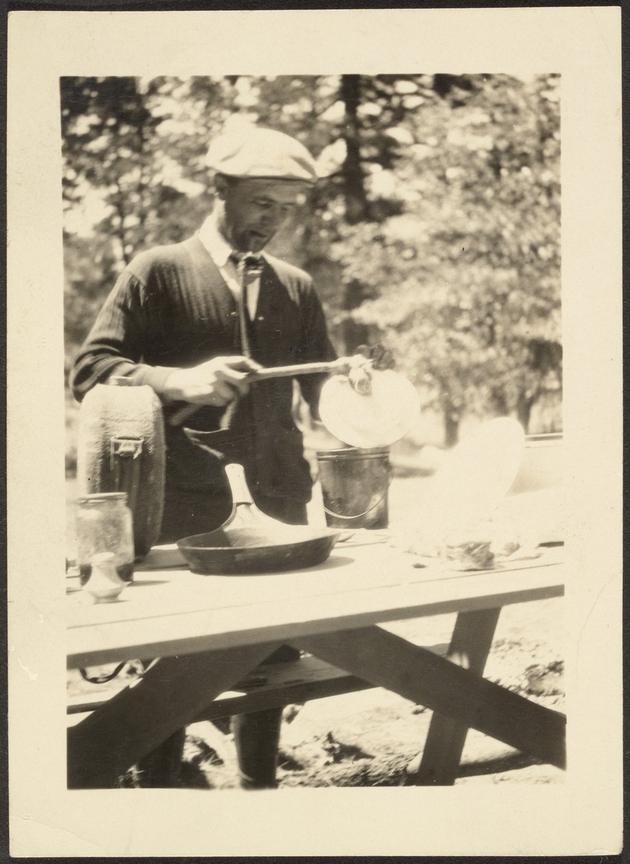 [Mann am Picknicktisch stehend] von Louis Fleckenstein