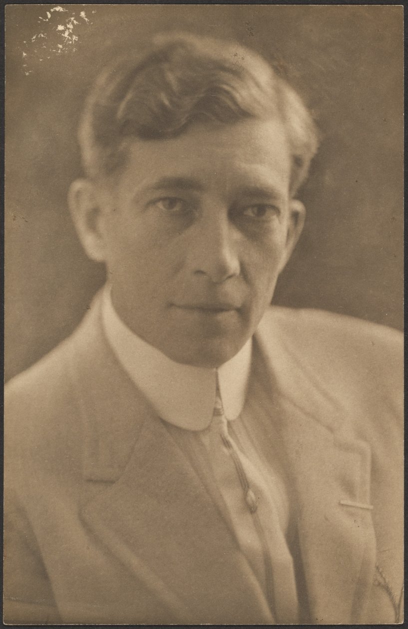 [Mann in hellem Anzug] von Louis Fleckenstein