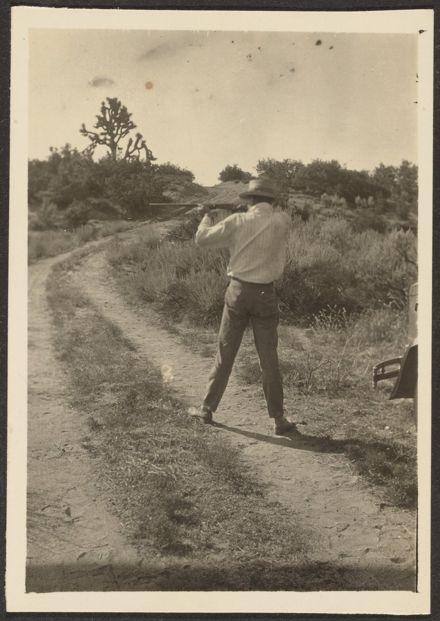 Mann auf dem Pfad mit Gewehr von Louis Fleckenstein