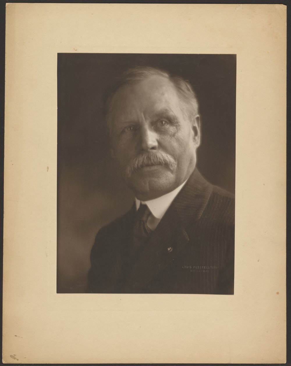 Porträt eines Mannes mit Metallreversnadel von Louis Fleckenstein