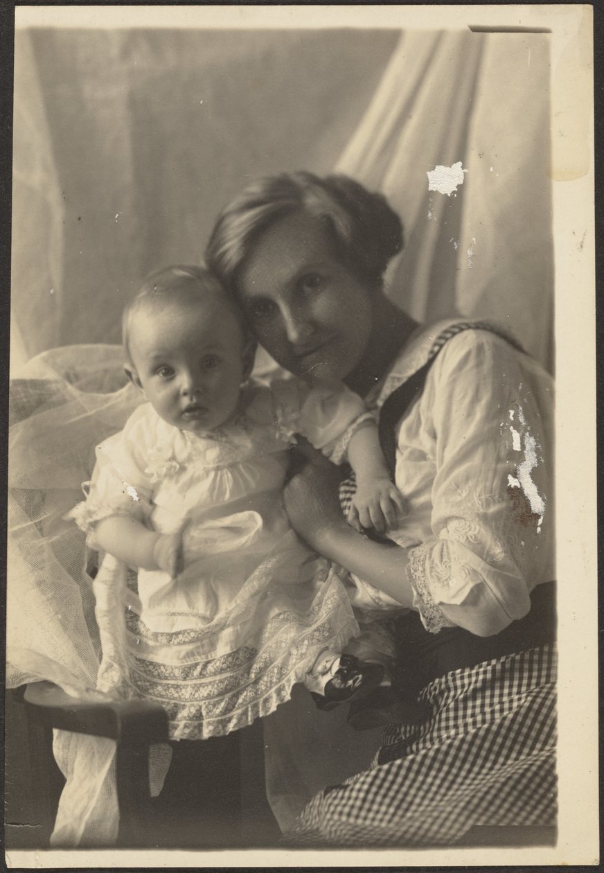 [Porträt einer Mutter im karierten Kleid und Kind] von Louis Fleckenstein