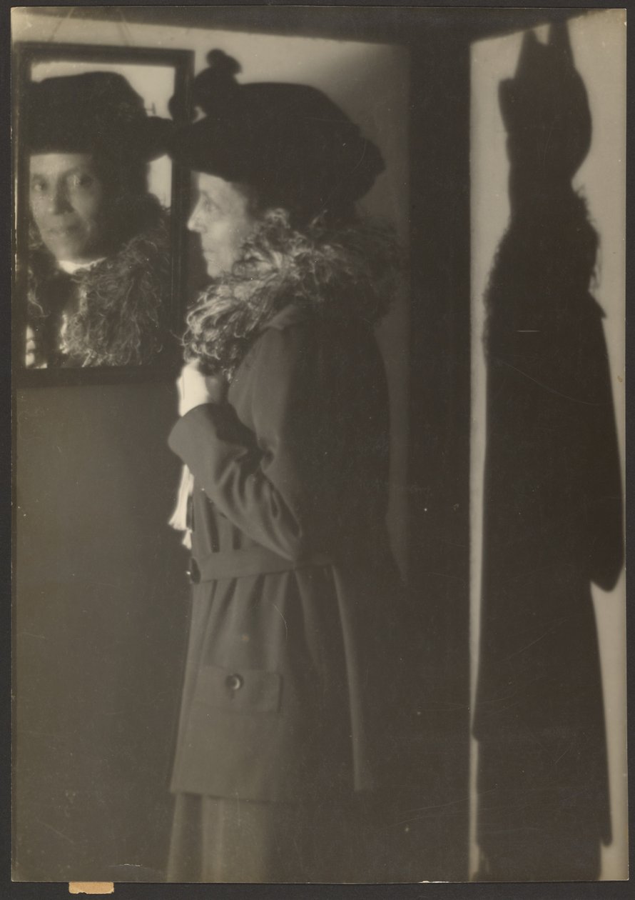 [Porträt einer Frau, ihr Spiegelbild und Schatten] von Louis Fleckenstein