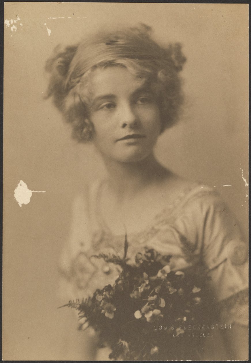 Porträt einer Frau mit Blumenstrauß und Farn von Louis Fleckenstein