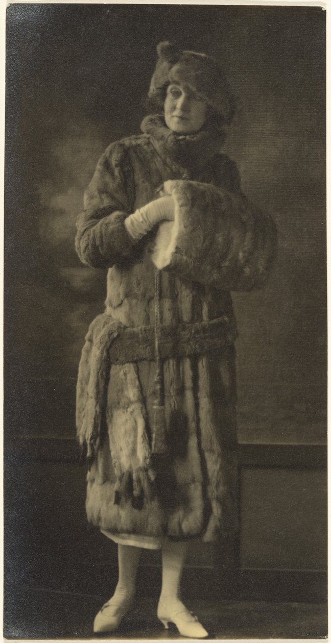 Porträt einer Frau in Pelzen von Louis Fleckenstein