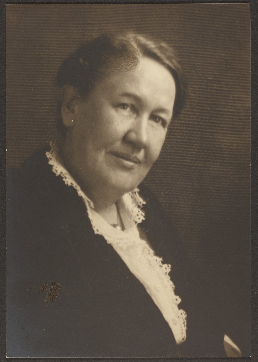 Porträt einer Frau in Spitzenbluse von Louis Fleckenstein