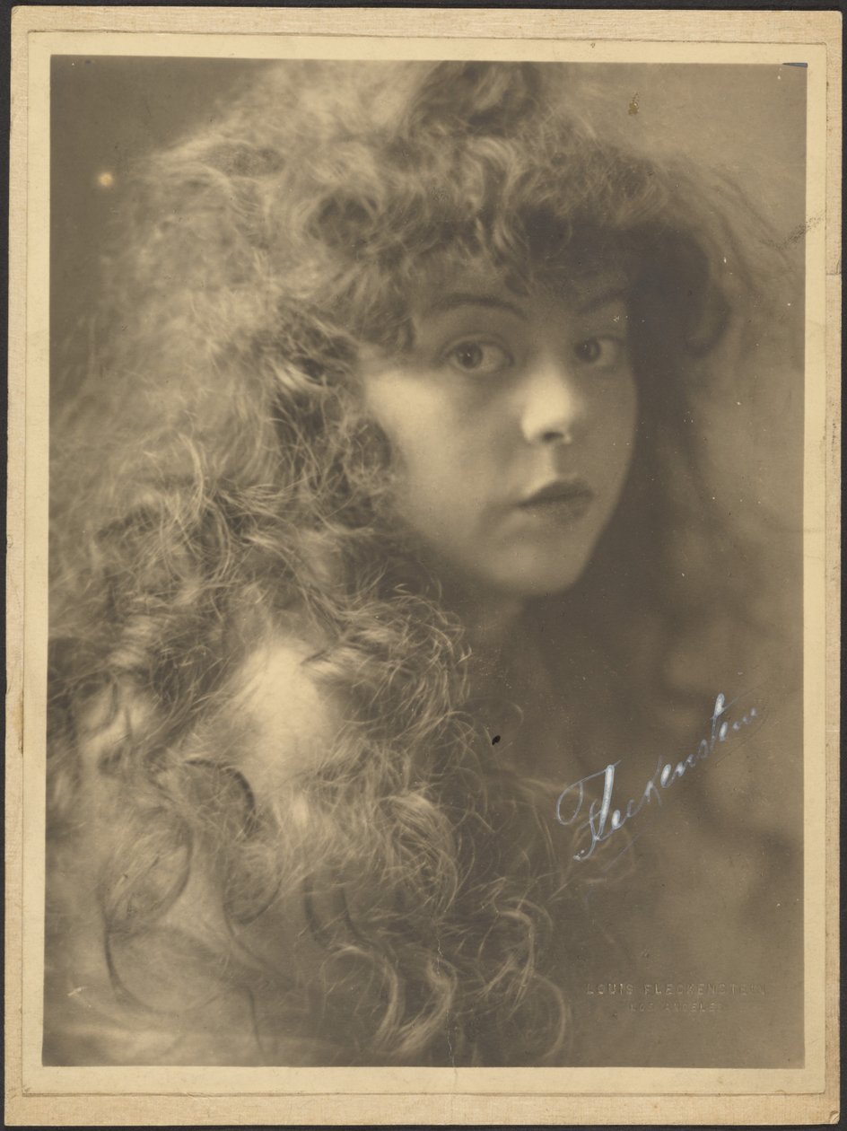 [Porträt einer Frau mit lockigem Haar] von Louis Fleckenstein