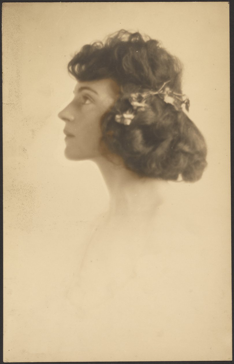 [Porträt einer Frau mit Blumenkranz] von Louis Fleckenstein