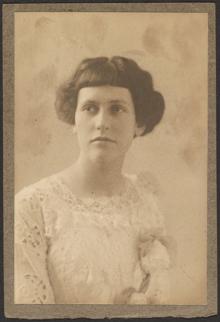 [Porträt einer Frau mit Blumen auf dem Kleid] von Louis Fleckenstein