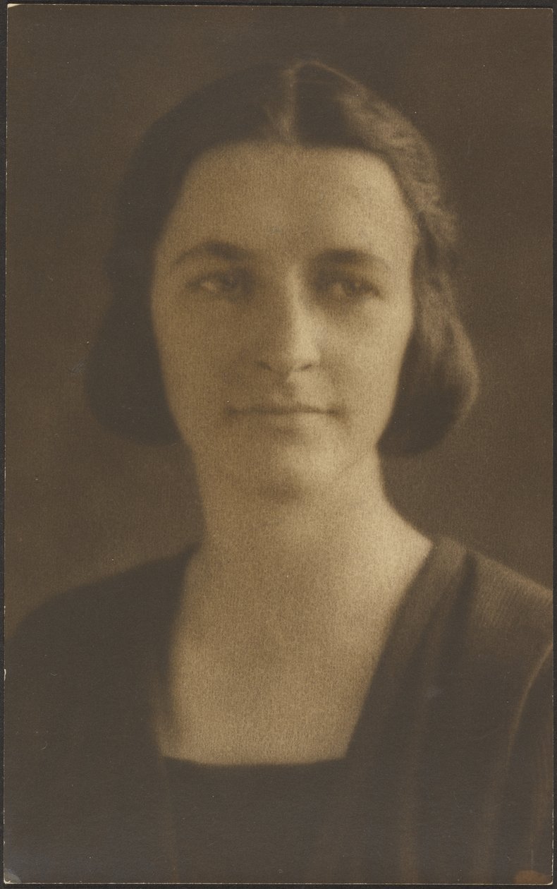 [Porträt einer Frau mit gestreifter Jacke] von Louis Fleckenstein