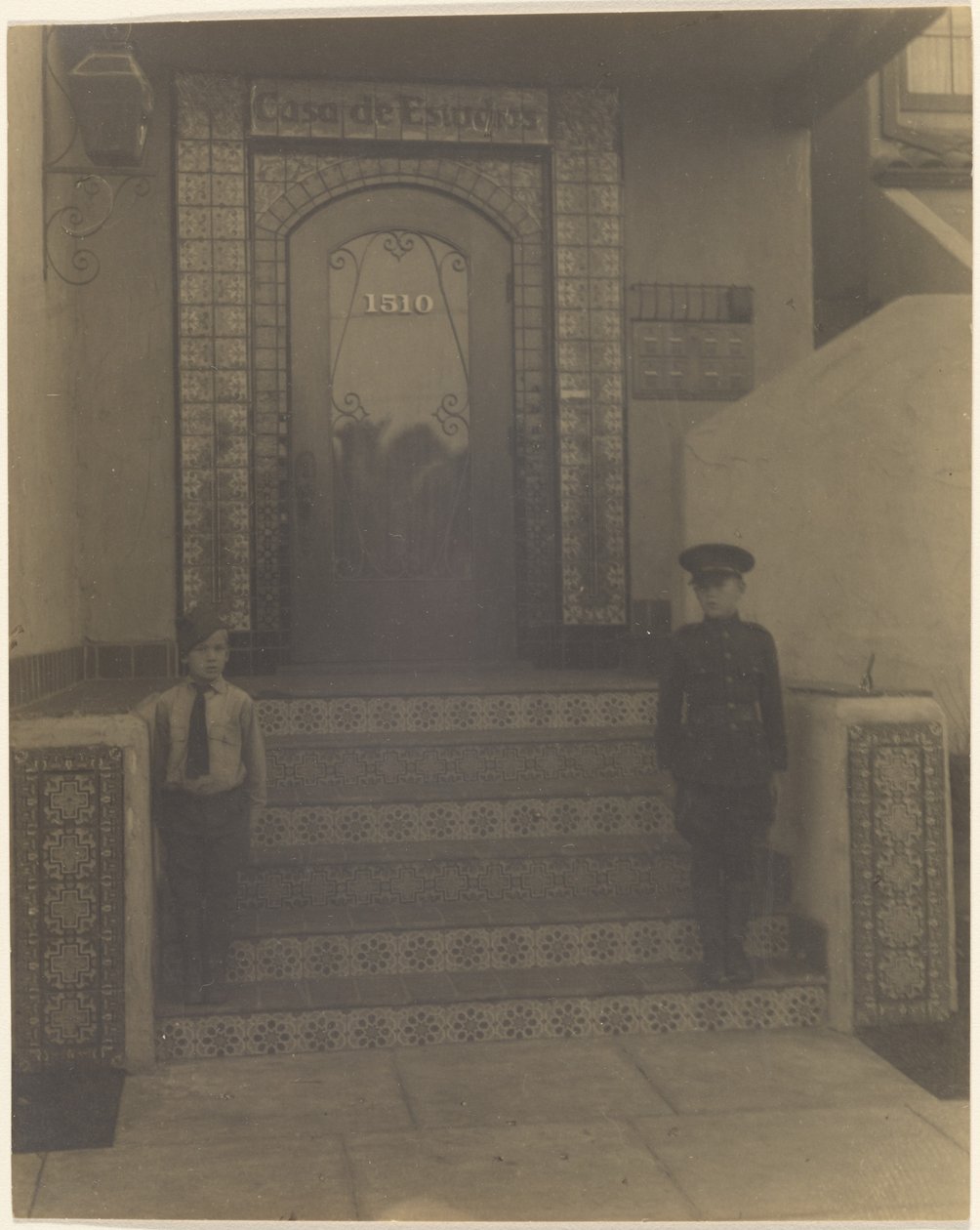 Zwei Jungen vor Fleckensteins Studio in Long Beach, CA von Louis Fleckenstein