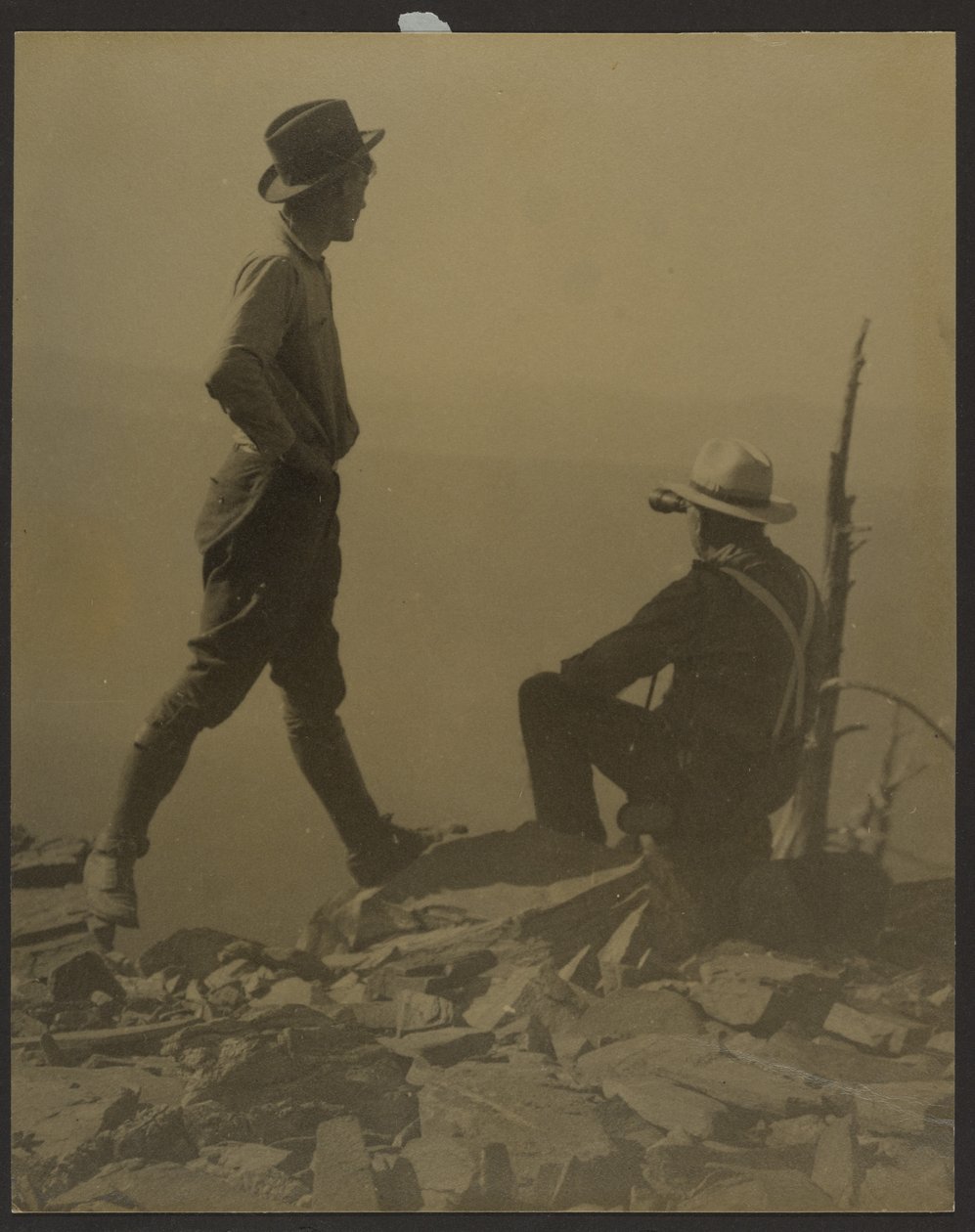 Zwei Männer, die in die Ferne schauen (möglicherweise Old Baldy Peak) von Louis Fleckenstein