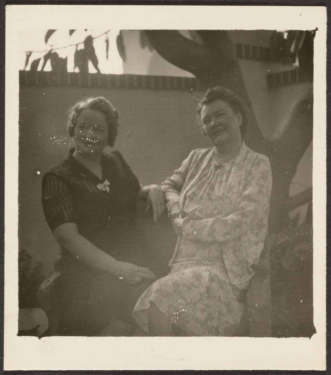 (Zwei Frauen im Garten) von Louis Fleckenstein