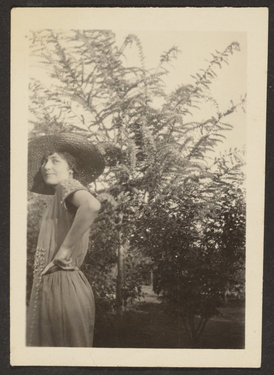 Frau mit Hut im Obstgarten stehend von Louis Fleckenstein