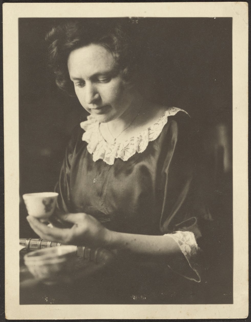 Frau mit Teetasse von Louis Fleckenstein