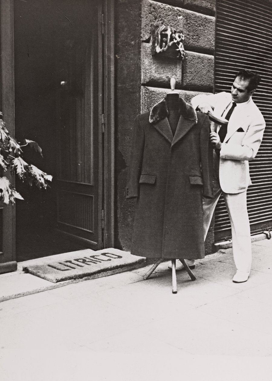 Angelo Litrico, Stylist von Nikita Chruschtschow sowie John F. Kennedy, Juan Perón, Tito, Dwight D. Eisenhower, vor seinem Laden in Rom von Luigi Leoni