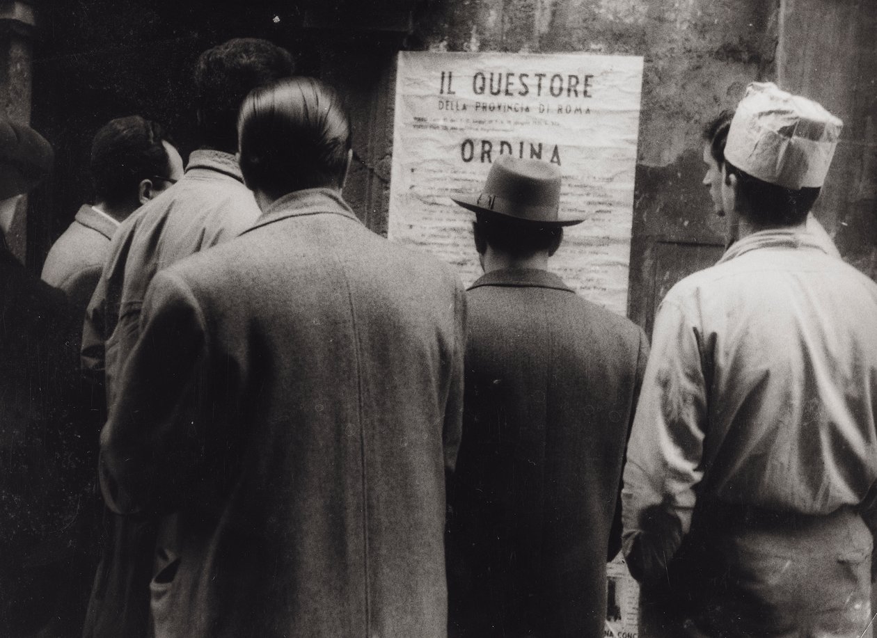 Gruppe von Menschen, die ein Plakat über die Anordnung des Superintendenten zur Eröffnung des Karnevals von Rom lesen von Luigi Leoni