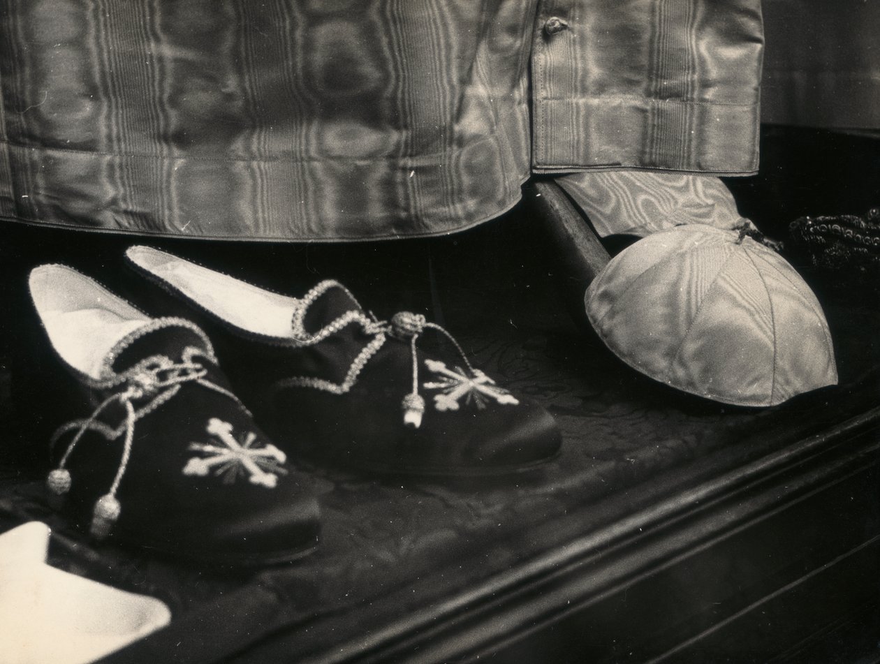 Für den Papst vorbereitete Pantoffeln in einer Ausstellung liturgischer Gewänder von Luigi Leoni
