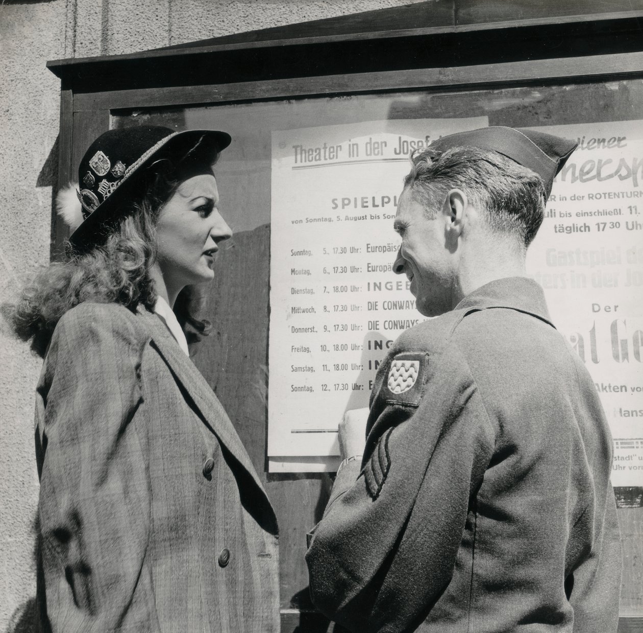 Soldat mit einer jungen Frau vor dem Plakat eines Wiener Theaters von Luigi Leoni