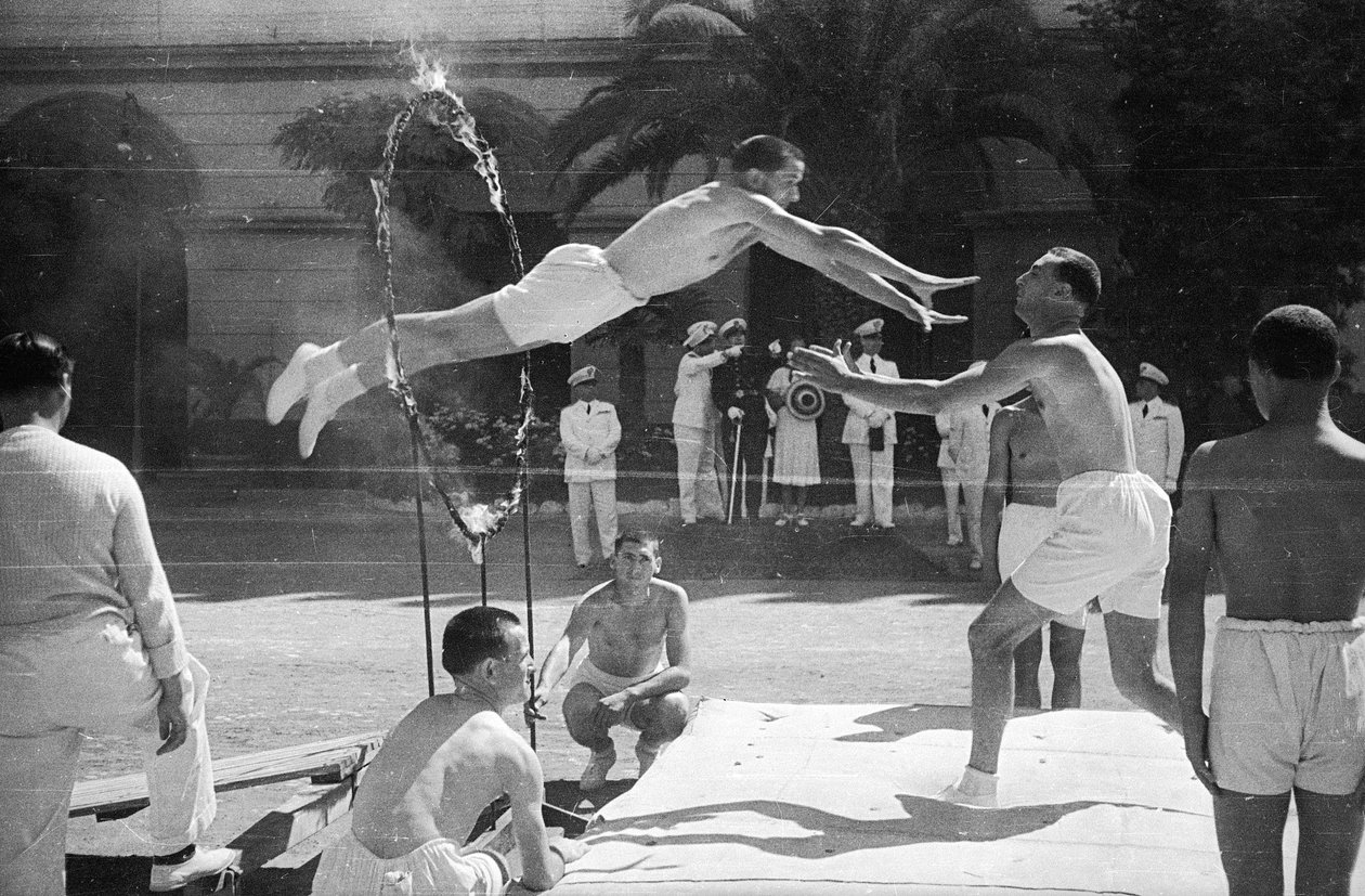 Sportveranstaltung CONI: Achille Starace (CONI-Präsident von 1933 bis 1939) hilft jungen Athleten bei einer Gymnastikvorführung des Faschismus von Luigi Leoni