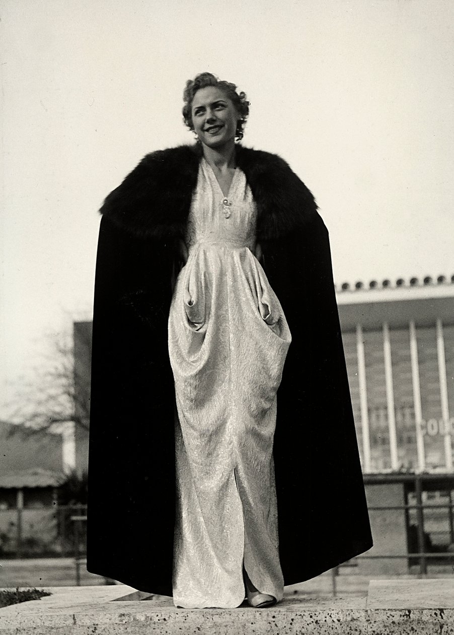 Modell in einem Abendkleid des Modehauses "Graldi" von Luis Bogino