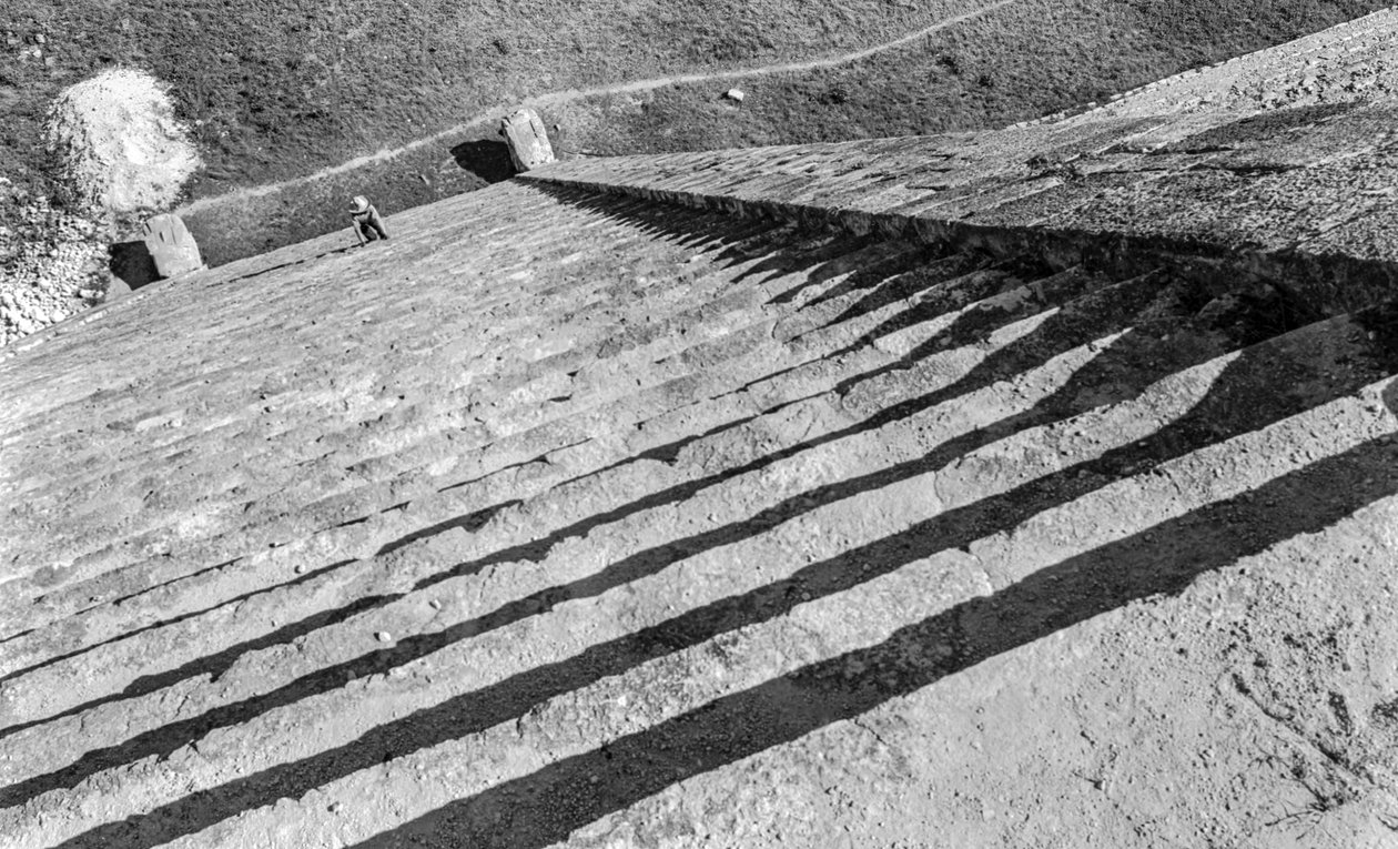 Stufen, die zur Maya-Monumentalruine, Pyramide von Chichen Itza, hinaufführen. 1936 von Luis Marden