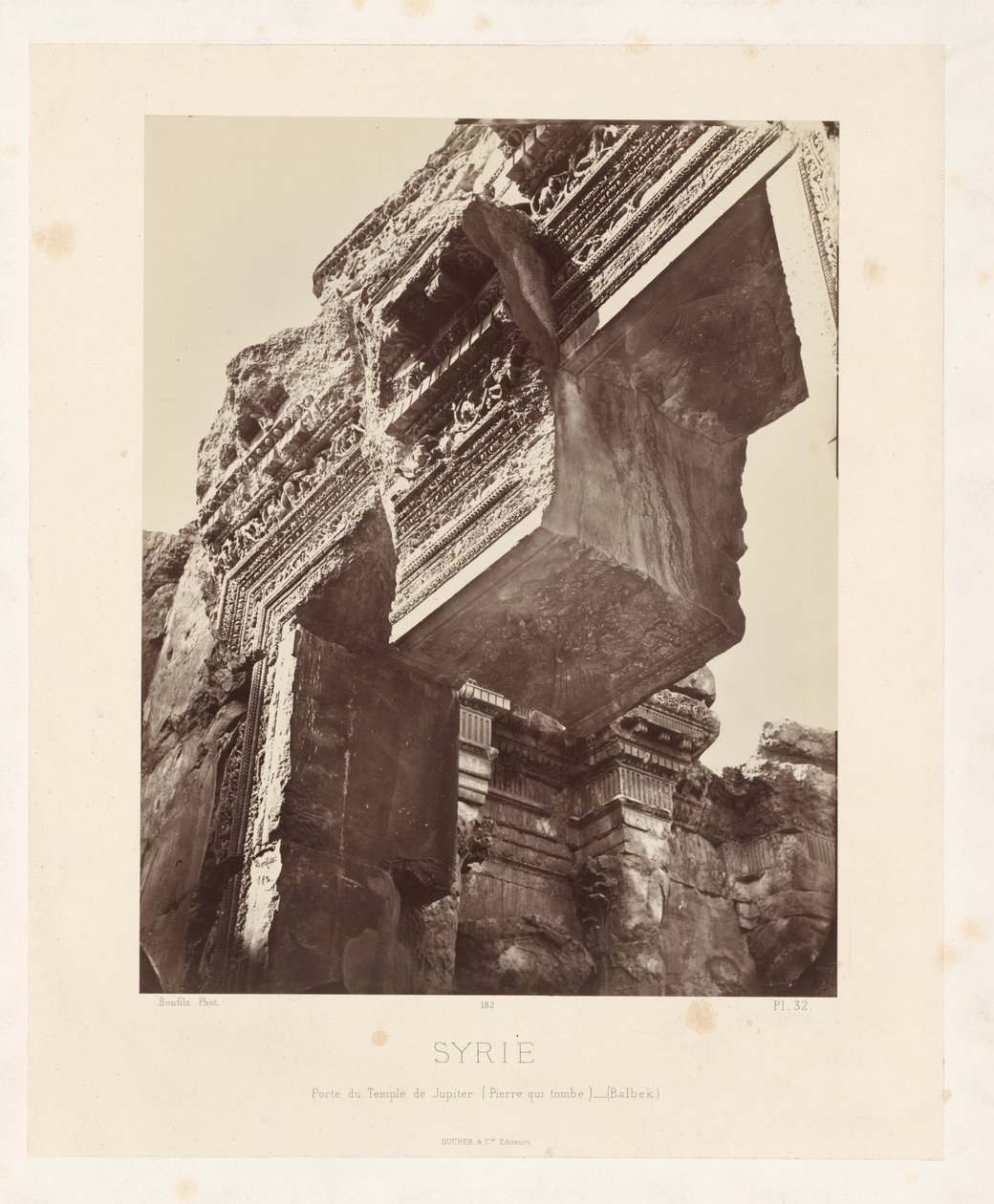 Ansicht der Kolonnade in der Mitte des Tempels von Luxor, Ägypten von Maison Bonfils